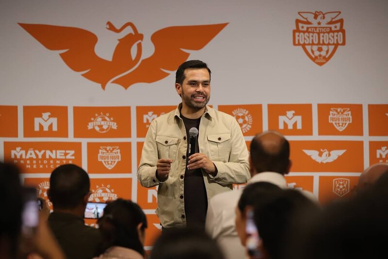 El presidente del Atlético Fosfo, Carlos Maynez, habla en una conferencia de prensa.