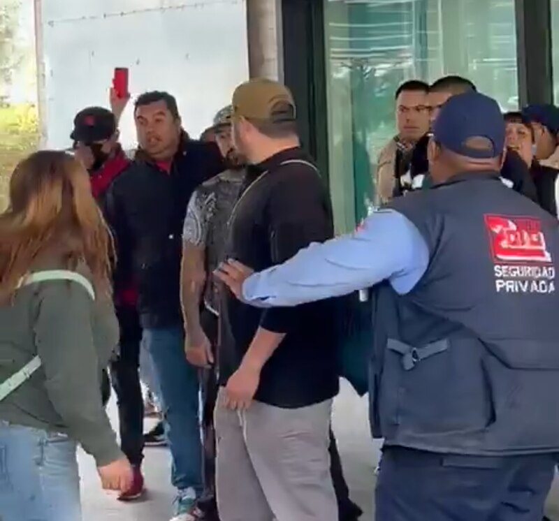 Pelea en el exterior de un edificio