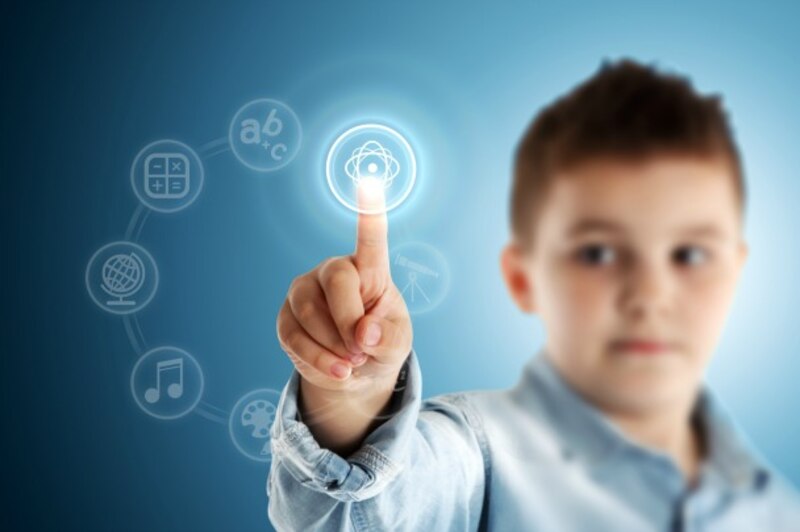 Niño tocando una pantalla táctil con símbolos de ciencia, tecnología, ingeniería y matemáticas