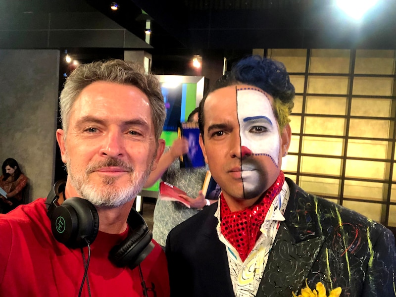 El actor mexicano Omar Chaparro junto a un imitador de él.