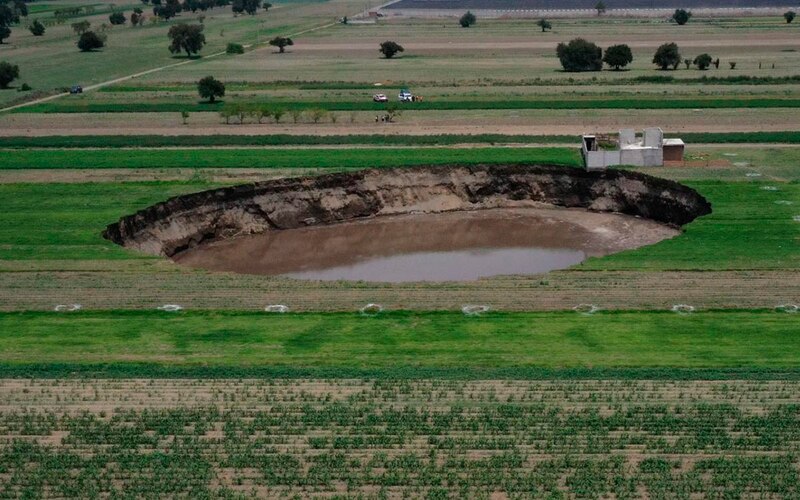 Se abre un enorme socavón en un campo de cultivo en México