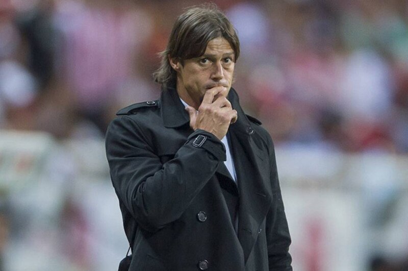 El entrenador del Atlético de Madrid, Diego Simeone, observa el partido desde la banda.