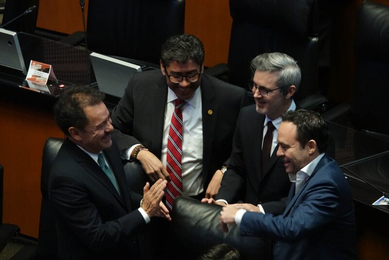 Los senadores Ignacio Mier, Saúl Monreal y Clemente Castañeda conversaron durante la Sesión Ordinaria en el Senado de la República.