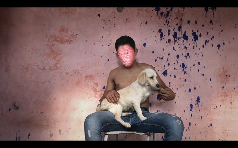 Retrato de un joven con su perro