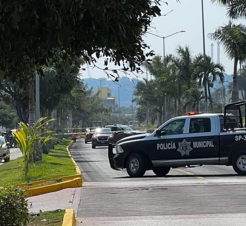 Cierre de circulación por una patrulla de Manzanillo por el asesinato de miembro de la Secretaría de Marina