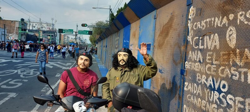 Motociclistas con máscaras de Fidel Castro en una protesta