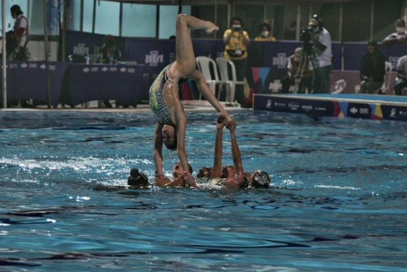 Las nadadoras sincronizadas realizan una rutina en la piscina