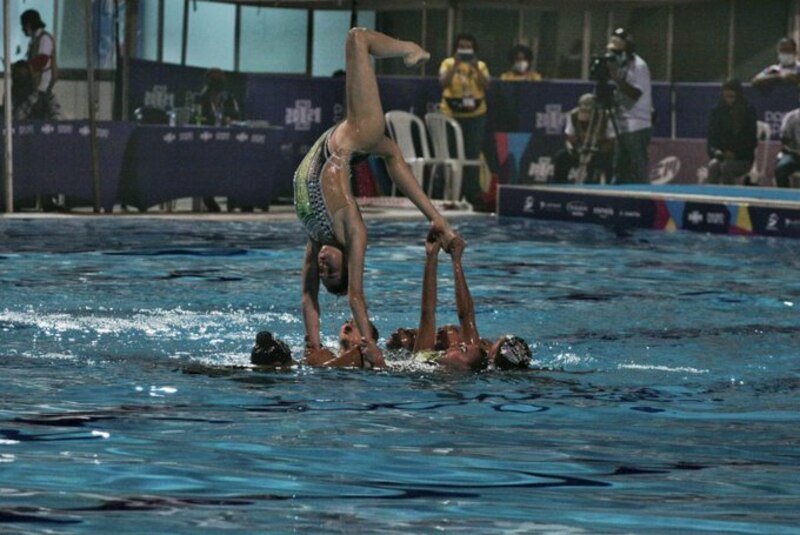 Las nadadoras sincronizadas realizan una rutina en la piscina
