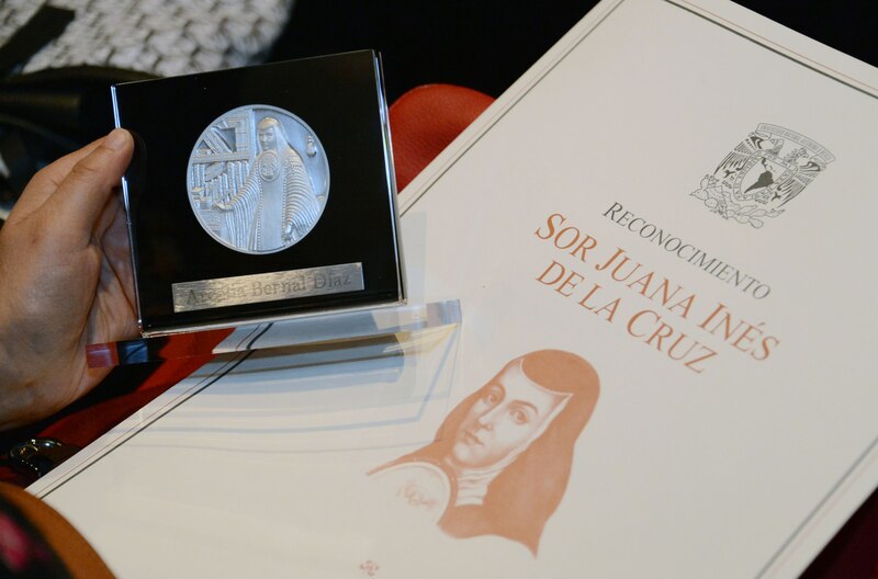 Entrega de reconocimiento a Sor Juana Inés de la Cruz