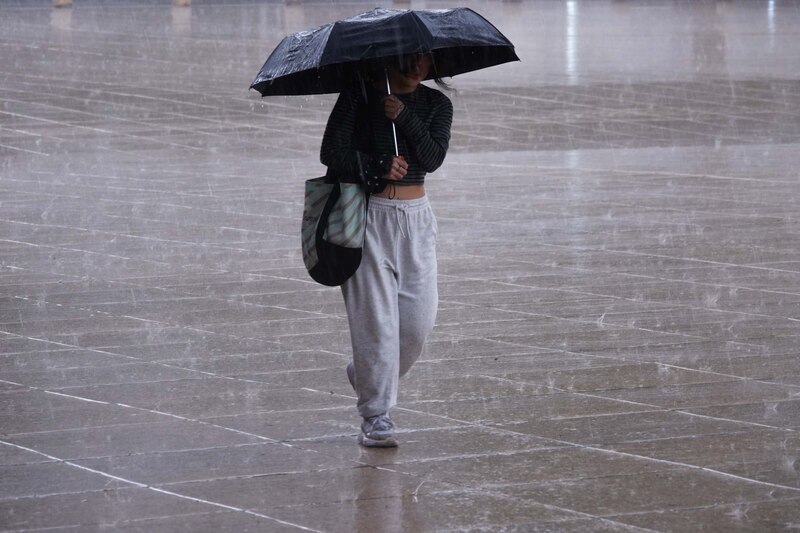 Mujer caminando bajo la lluvia