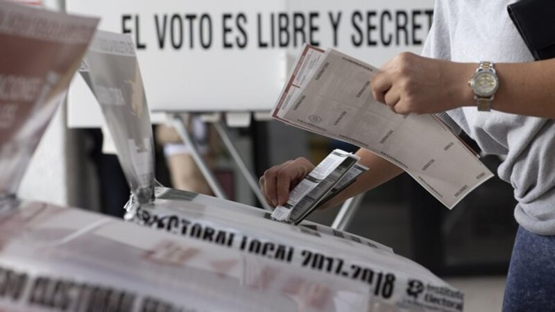 Mujer ejerciendo su derecho al voto