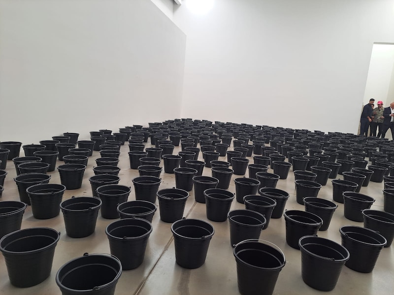 Instalación de arte contemporáneo con cubos negros