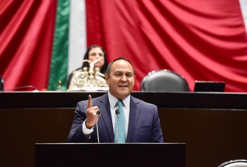 Diputado mexicano da un discurso en el Congreso