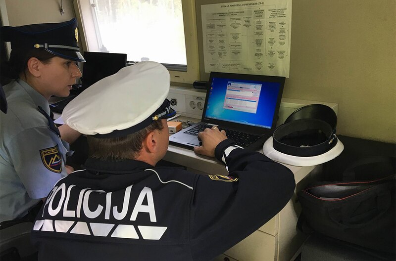 Dos policías están trabajando en una oficina.