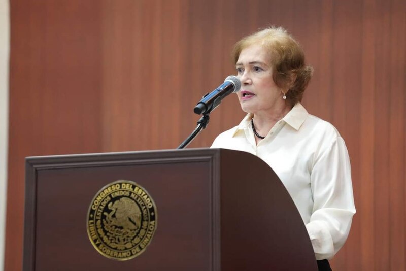 Diputada da un discurso en el Congreso del Estado