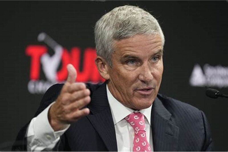 El CEO de PGA Tour, Jay Monahan, habla en una conferencia de prensa