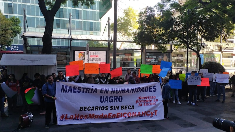 Estudiantes de la UAGRO protestan por falta de becas