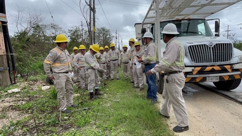 Linieros trabajando en una línea eléctrica