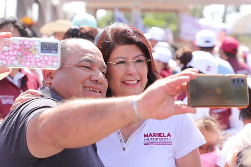 La candidata Mariela Gutiérrez se toma una selfie con un simpatizante
