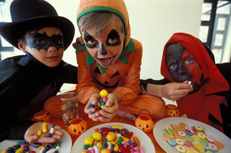 Niños disfrazados de Halloween comiendo dulces