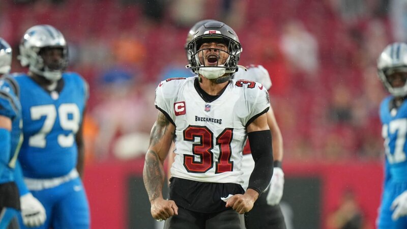 El receptor abierto de los Buccaneers, Mike Evans, celebra un touchdown contra los Panthers.