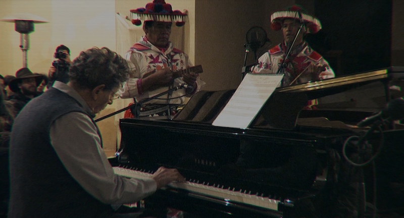 Mariachi tocando en un restaurante