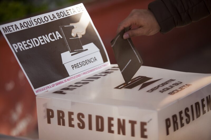 Depositando el voto en las elecciones presidenciales