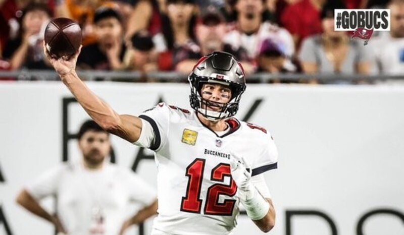 Tom Brady lanza un pase durante el partido de los Buccaneers contra los Saints.