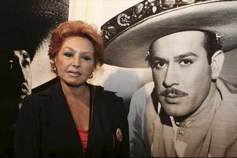 La actriz Silvia Pinal junto a una imagen de Pedro Infante