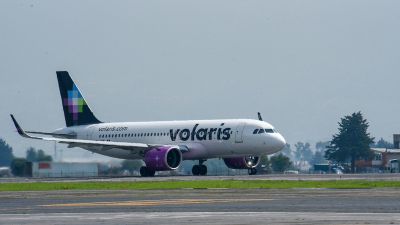 Un avión de Volaris aterriza en el aeropuerto