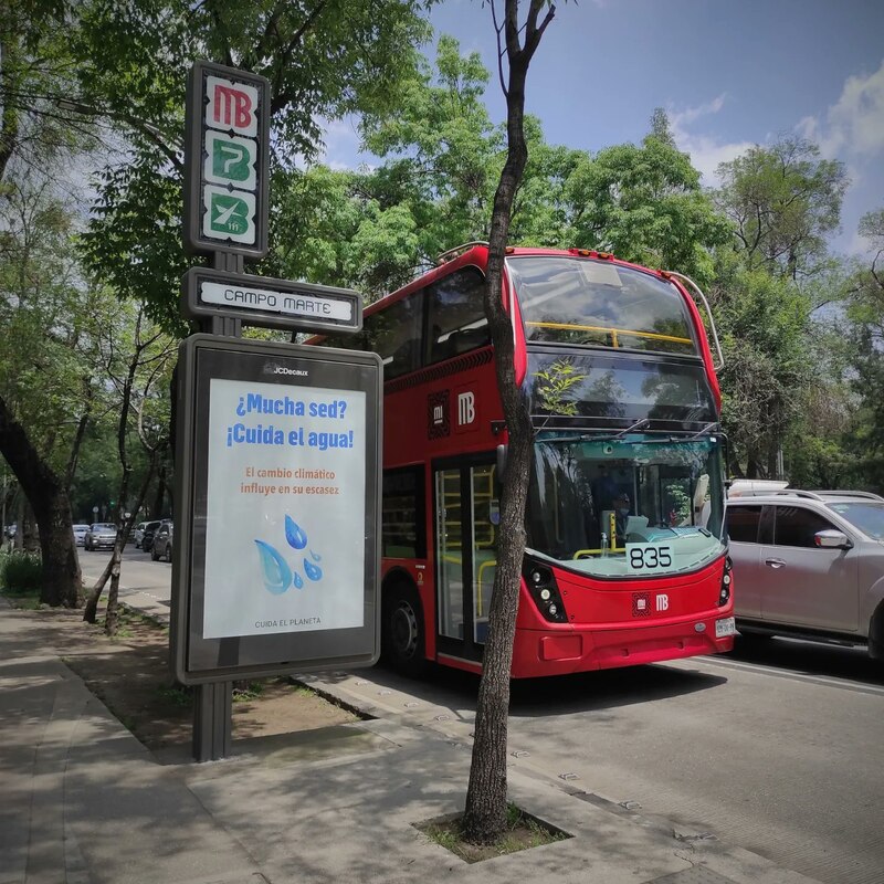 Autobús rojo de dos pisos en una parada de autobús en la Ciudad de México
