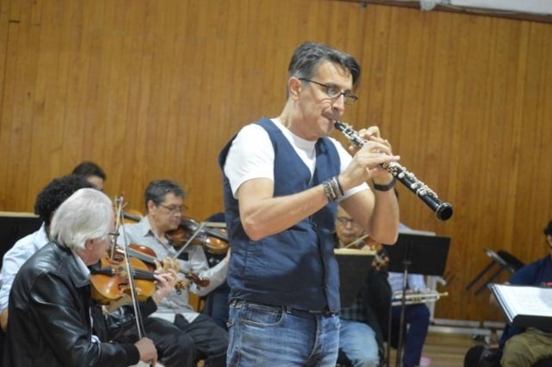 Un músico tocando el oboe