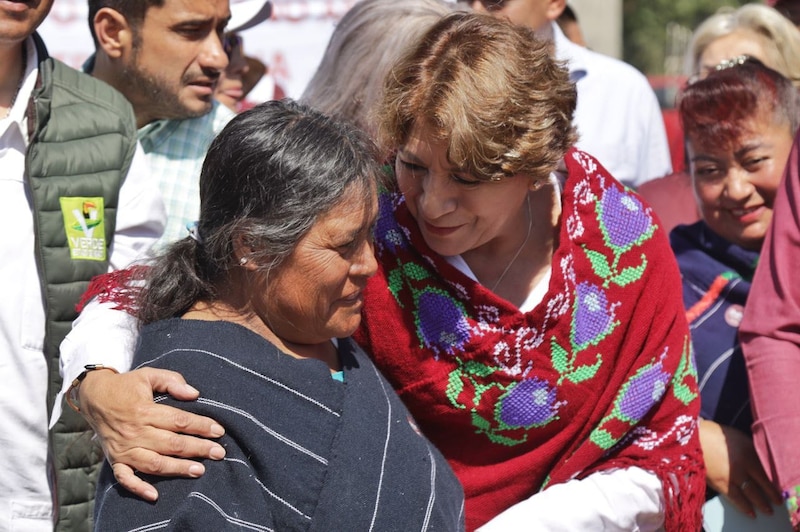 La candidata presidencial peruana Keiko Fujimori abraza a una mujer indígena durante un mitin de campaña.