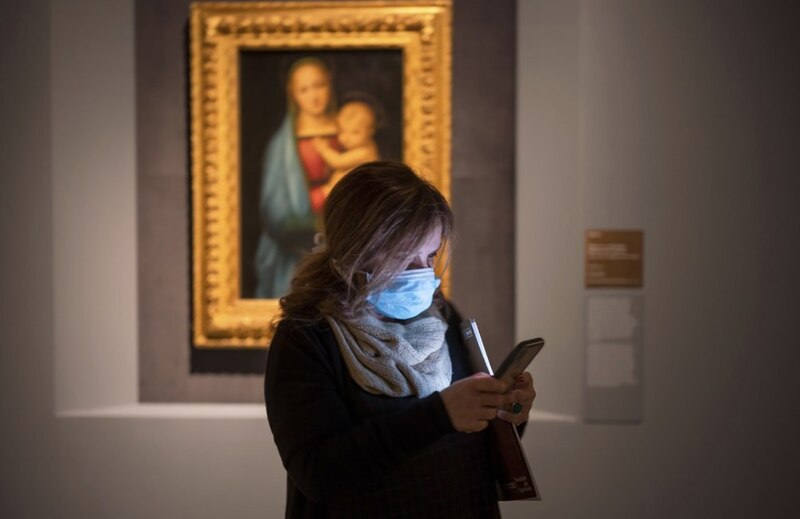 Mujer mirando una pintura en un museo