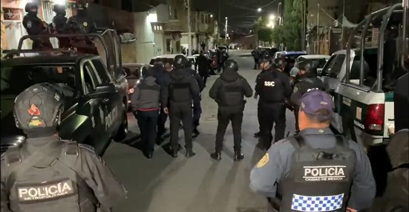 Catean policías ministeriales domicilio en la colonia Morelos