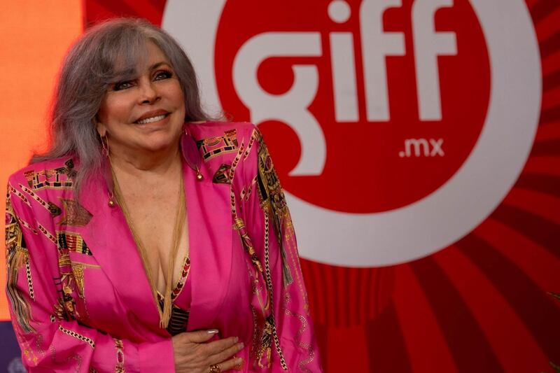La actriz y cantante Verónica Castro recibió la musa de la Asociación de Mujeres en el Cine y la Televisión, y la Cruz de Más de Cine por parte del Festival Internacional de Cine Guanajuato