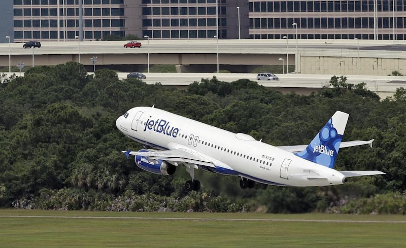 Avión de JeBlue Airways aterrizando