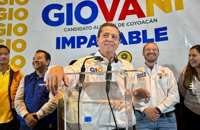 Giovani Gutiérrez, candidato a la alcaldía de Coyoacán por la coalición "Va por México", durante un evento de campaña.