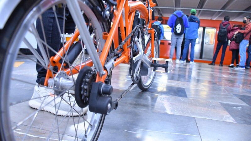 Bicicleta naranja en el metro