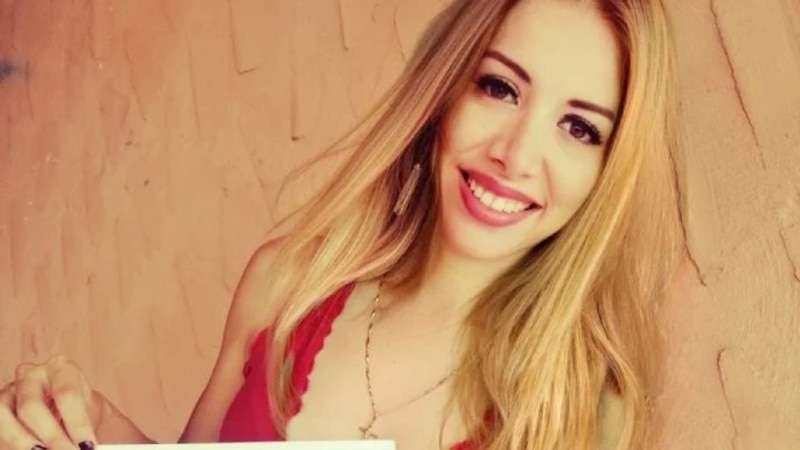 Hermosa mujer rubia sonriendo