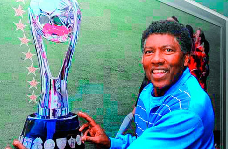 El futbolista hondureño Gilberto Yearwood con la copa de la CONCACAF