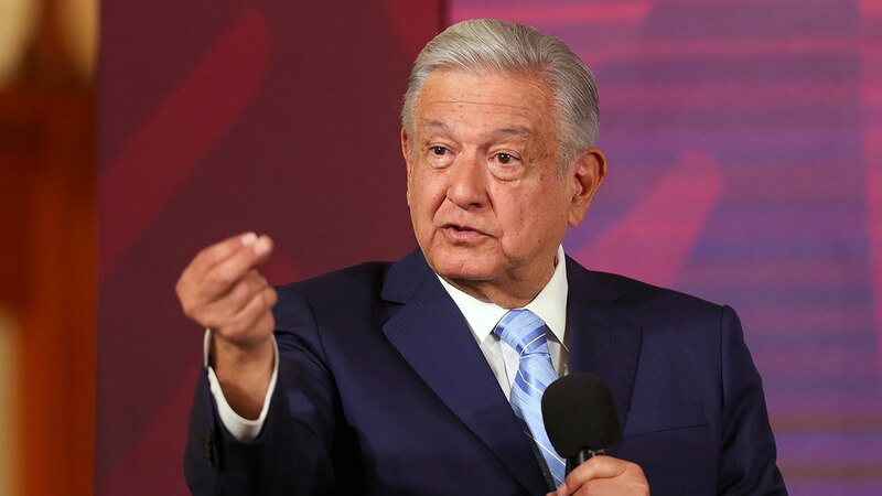 El presidente López Obrador habla en una conferencia de prensa.