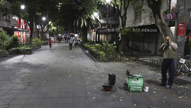Un repartidor de comida en bicicleta espera a que le recojan un pedido