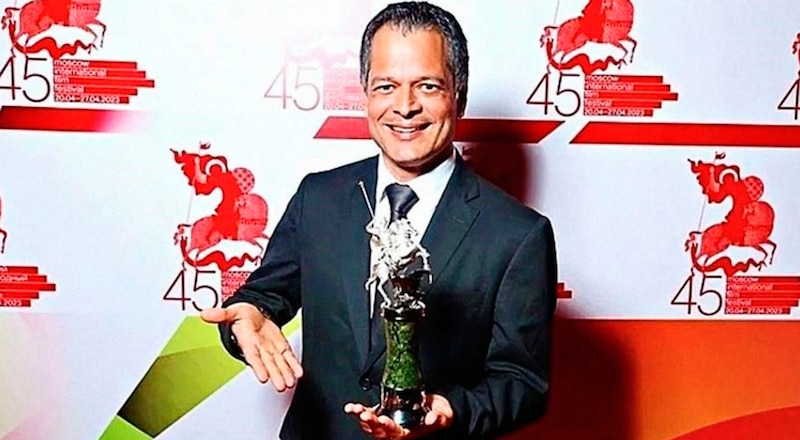 El actor mexicano Gael García Bernal con el premio a Mejor Actor en el Festival de Cine de Moscú