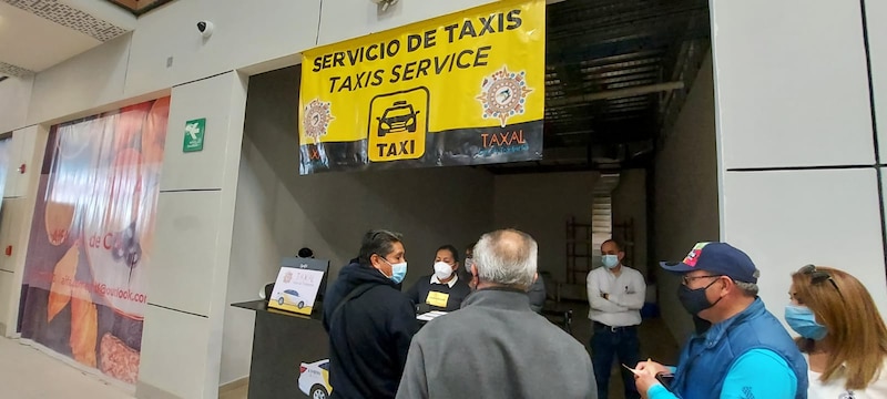 Taxistas en espera de clientes en el aeropuerto