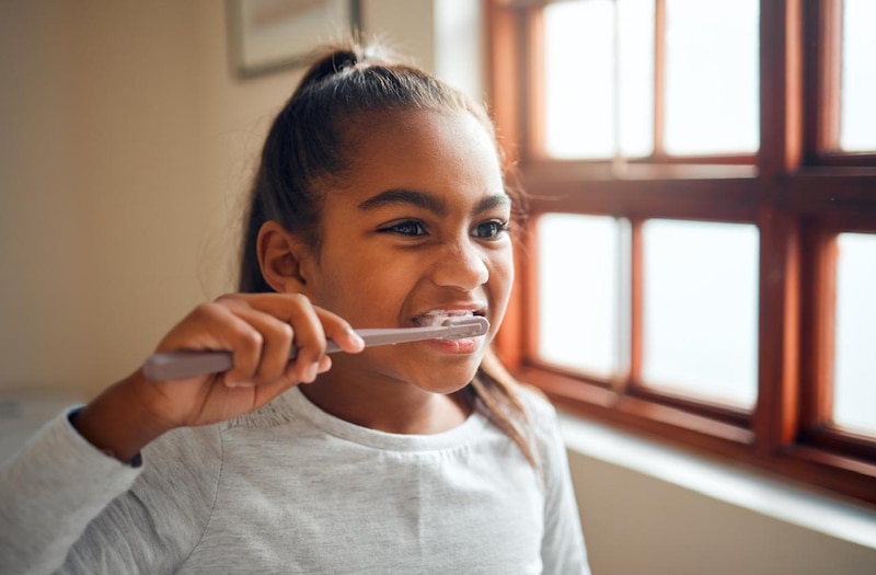 Niña cepillándose los dientes