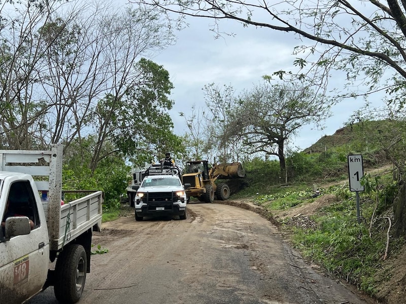 Personal y maquinaria de la SICT trabajan en la rehabilitación de caminos afectados por el huracán Erick en el sur del país