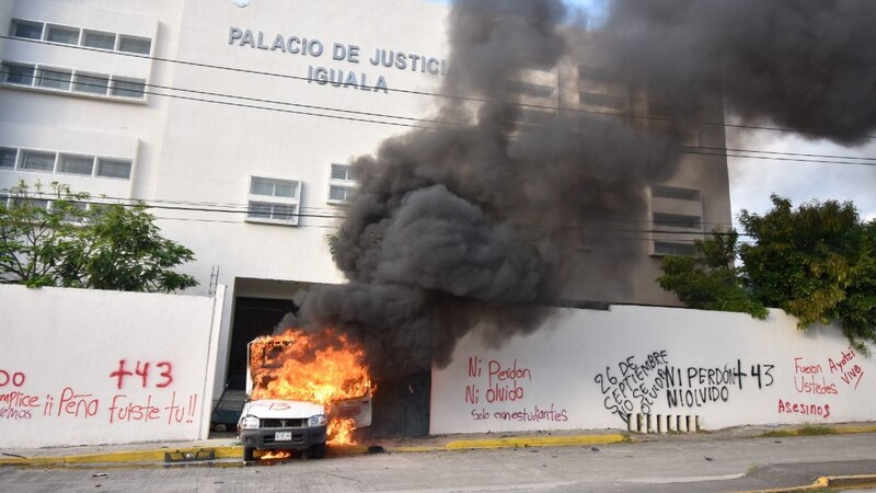 Ataque incendiario al Palacio de Justicia de Iguala