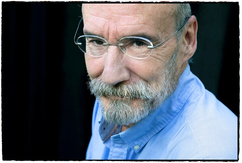 Retrato de un hombre barbudo con gafas