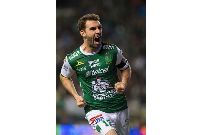 Jugador de fútbol celebra un gol